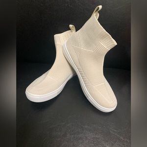 Trendy Knit Sneakers 7.5